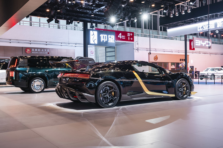 BYD transformă Beijing Auto Show 2026 într-o demonstrație globală de tehnologie și ambiție: de la mașini de familie la hypercaruri electrice de 500 km/h