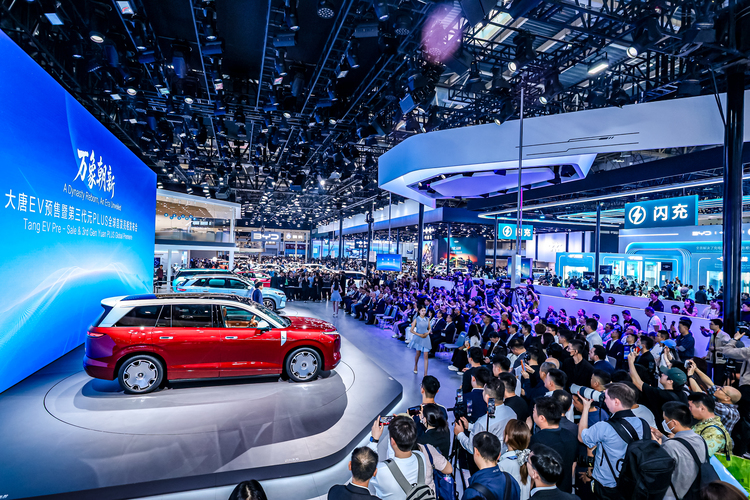 BYD transformă Beijing Auto Show 2026 într-o demonstrație globală de tehnologie și ambiție: de la mașini de familie la hypercaruri electrice de 500 km/h