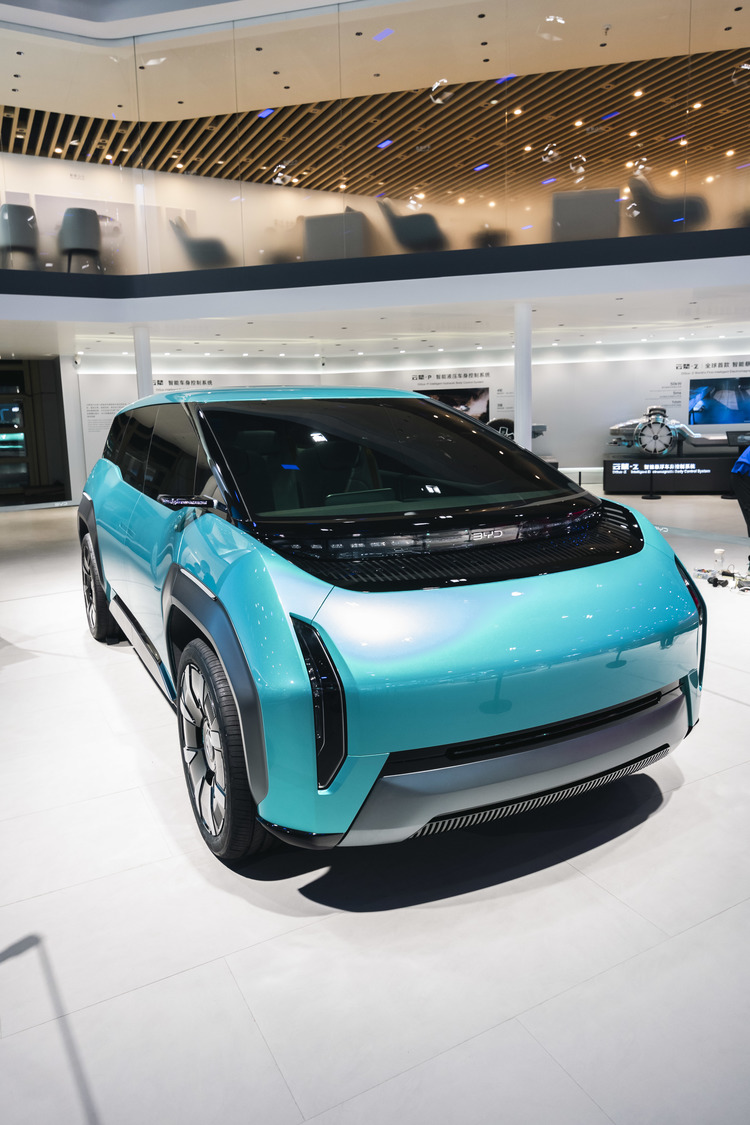 BYD transformă Beijing Auto Show 2026 într-o demonstrație globală de tehnologie și ambiție: de la mașini de familie la hypercaruri electrice de 500 km/h