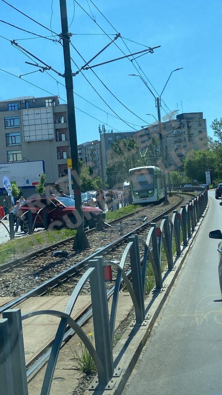 FOTO Linia 41 de tramvai, blocată în urma unui accident