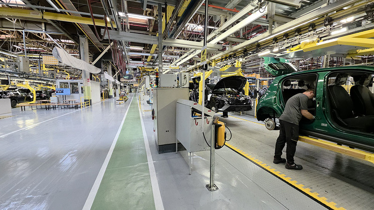 VIDEO&FOTO Secretele uzinei care va produce Dacia Evader: Un Big Brother industrial. „Suntem înaintea japonezilor, chinezii au fost impresionați!”