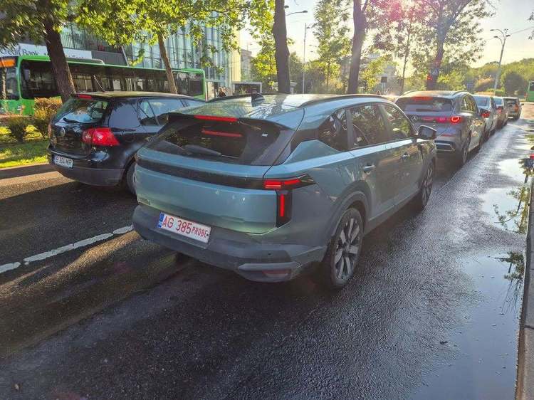 FOTO Primele Dacia Striker au ajuns în București. Lansarea oficială, peste câteva săptămâni