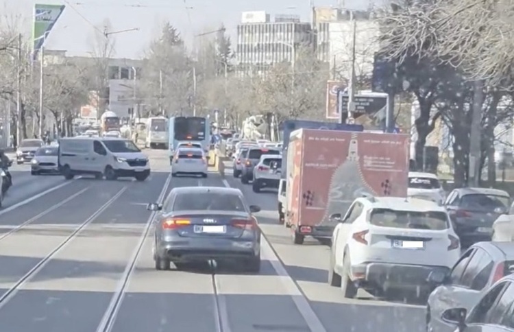 FOTO Primăria Capitalei a montat primele șase adăposturi pentru călători de pe linia 5