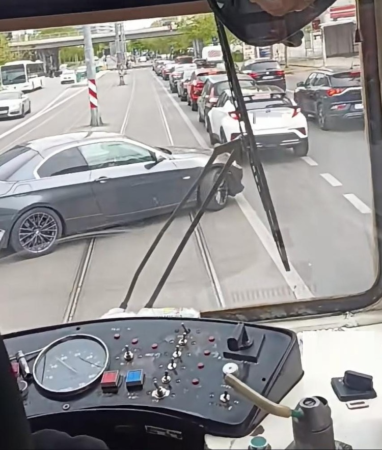 FOTO Primăria Capitalei a montat primele șase adăposturi pentru călători de pe linia 5