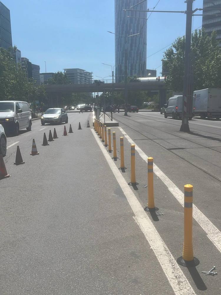 FOTO Primăria Capitalei a montat primele șase adăposturi pentru călători de pe linia 5