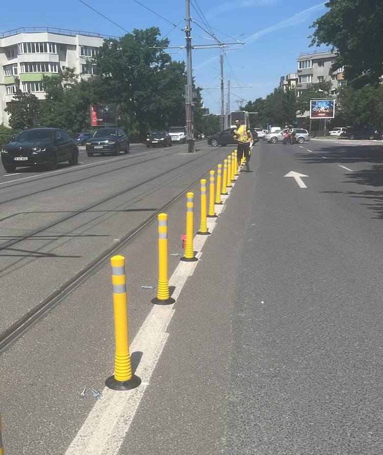 FOTO Primăria Capitalei a montat primele șase adăposturi pentru călători de pe linia 5