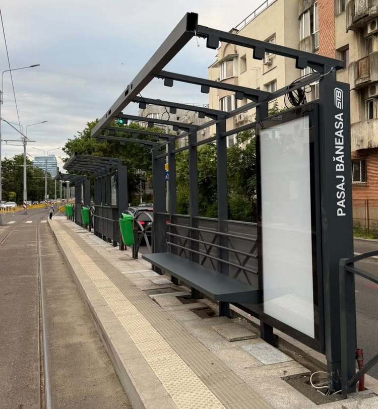 FOTO Primăria Capitalei a montat primele șase adăposturi pentru călători de pe linia 5