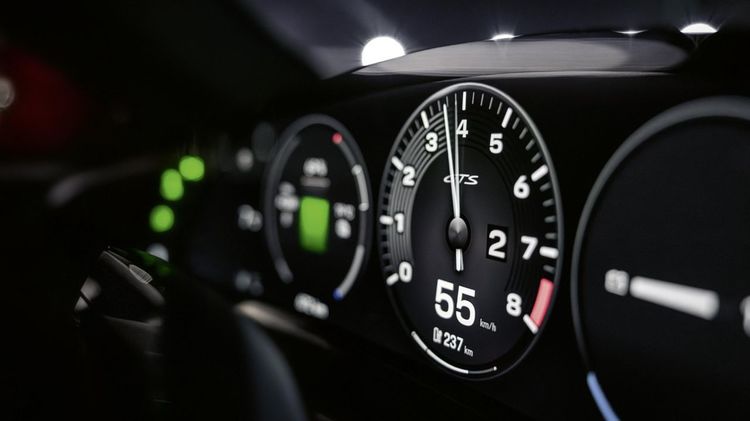 FOTO Porsche satisface orgoliul cu sunete false de motor pe mașinile electrice și schimbător virtual de viteze