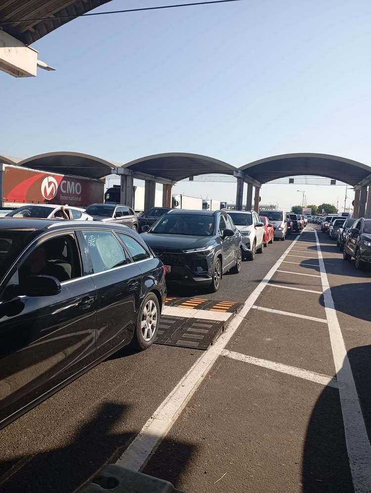 FOTO Blocaj pe Podul Giurgiu-Ruse deși erau anunțate vești bune pentru șoferii care merg spre Bulgaria: Se așteaptă zeci de minute pe pod sau pe malul românesc
