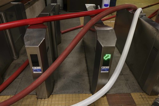 Imagini inedite: Apa scoasă din metrou cu pompa FOTO