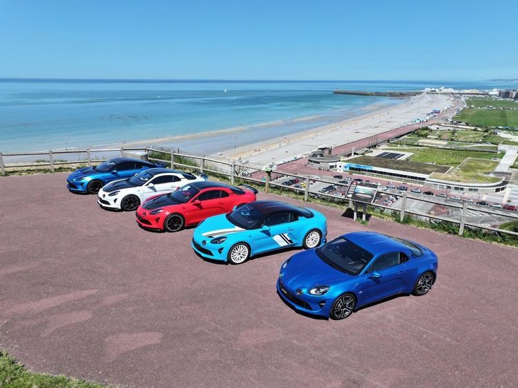 FOTO Sfârșitul unui celebru model. Brandul premium Alpine anunță finalul producției actualei generații a modelului A110