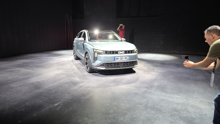 FOTO & VIDEO Premieră Mondială - Dacia Striker, cel mai mare și mai elegant model al mărcii, va fi mai ieftin decât Bigster