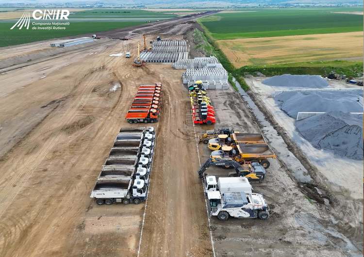 FOTO 180 de muncitori și 100 de autobasculante pe primul șantier pe sectorul montan al A8 și primul lot de autostradă construit vreodată în Harghita