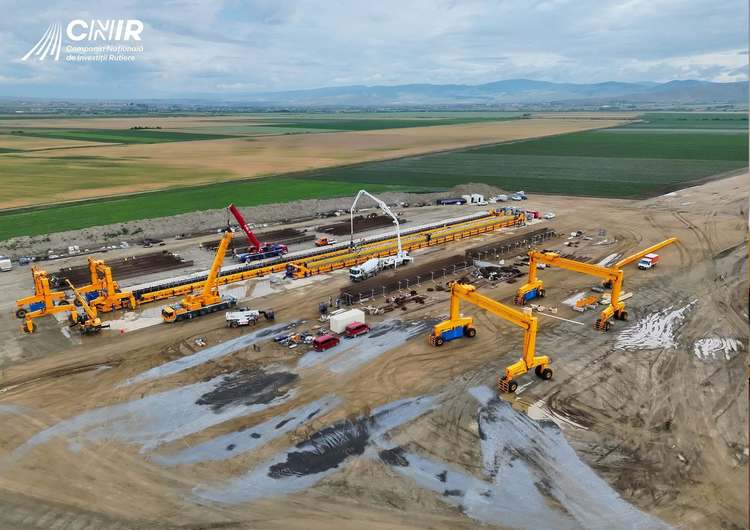 FOTO 180 de muncitori și 100 de autobasculante pe primul șantier pe sectorul montan al A8 și primul lot de autostradă construit vreodată în Harghita
