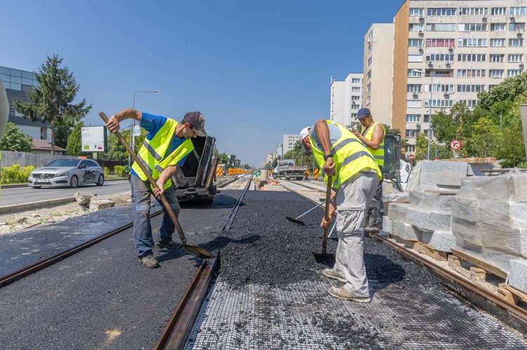 FOTO Asfaltare pe caniculă. A început turnarea de asfalt la liniile de tramvai de pe Prelungirea Ghencea