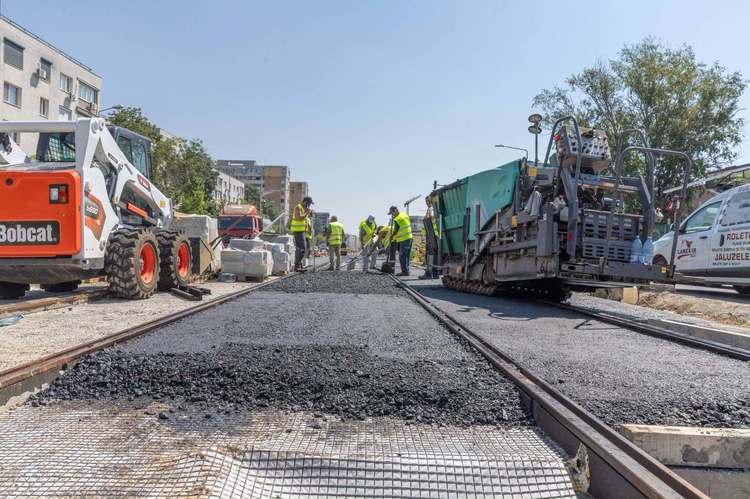 FOTO Asfaltare pe caniculă. A început turnarea de asfalt la liniile de tramvai de pe Prelungirea Ghencea