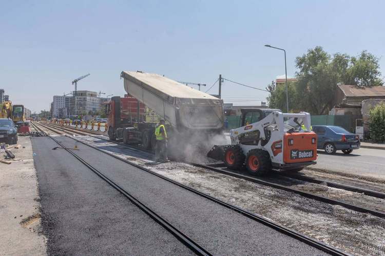 FOTO Asfaltare pe caniculă. A început turnarea de asfalt la liniile de tramvai de pe Prelungirea Ghencea