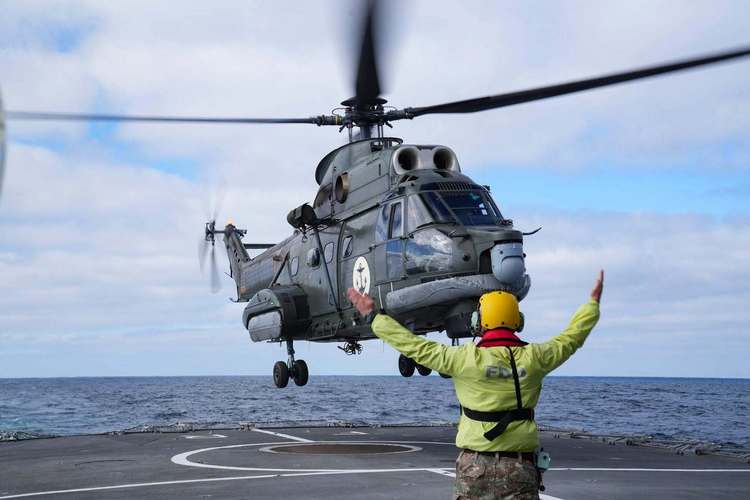 VIDEO&FOTO Incendiu în Marea Neagră la un petrolier: Armata, pregătită cu un elicopter și două nave să sprijine gestionarea incidentului