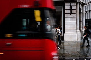 Premierul britanic anunță că va reduce prețul biletelor de autobuz