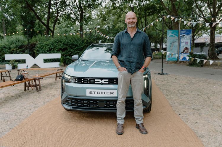 FOTO Petrecere ieșită din comun. Dacia Striker i-a adunat la un loc pe aventurierii Monty Halls, Ben Fogle și alte celebrități ale Londrei