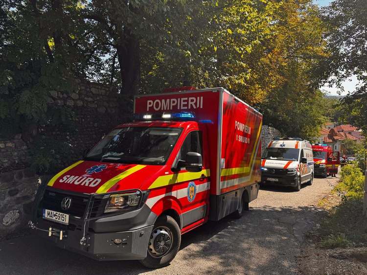 FOTO Accident grav cu un microbuz în care se aflau jucători de la Dinamo 2, după ce șoferul ar fi suferit un infarct. Un membru al staff-ului medical a murit