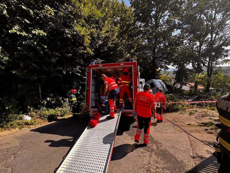FOTO Accident grav cu un microbuz în care se aflau jucători de la Dinamo 2, după ce șoferul ar fi suferit un infarct. Un membru al staff-ului medical a murit
