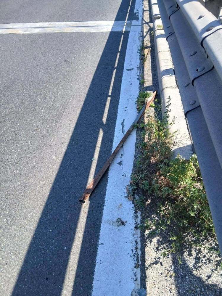 FOTO Alertă trimisă șoferilor. Obiecte metalice aruncate repetat pe partea carosabilă, pe Autostrada A2