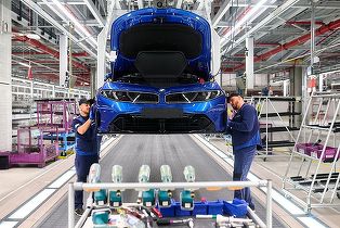 Oamenii l-au ovaționat ca pe o vedetă pop pe fostul CEO al BMW. Începe producția celui de-al doilea model Neue Klasse