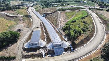 FOTO Umbrărescu a început producția de grinzi pe șantierul autostrăzii A1 Margina - Holdea