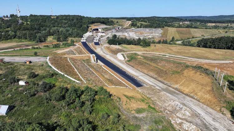 FOTO Umbrărescu a început producția de grinzi pe șantierul autostrăzii A1 Margina - Holdea