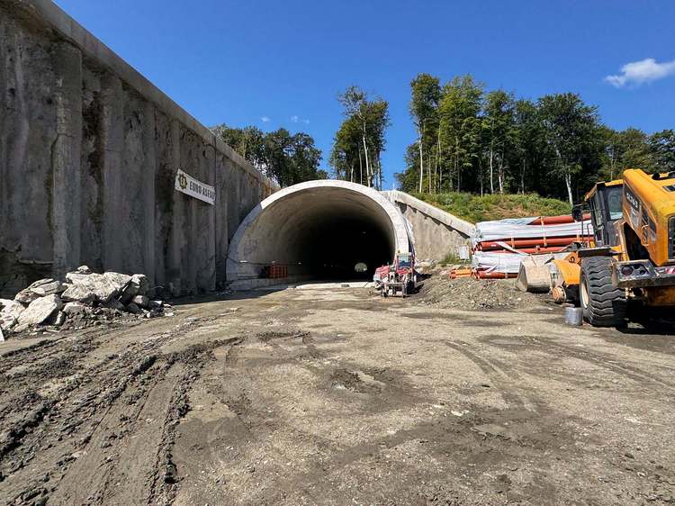 FOTO Umbrărescu a început producția de grinzi pe șantierul autostrăzii A1 Margina - Holdea