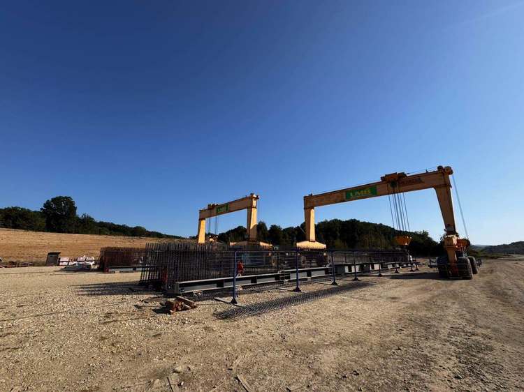 FOTO Umbrărescu a început producția de grinzi pe șantierul autostrăzii A1 Margina - Holdea