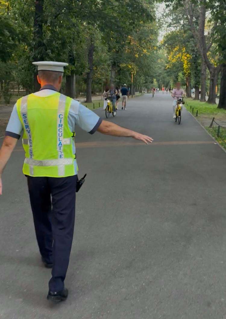 FOTO Controale ale Poliției în Cișmigiu, Herăstrău, Tineretului, Circului și Carol. Interdicție cu amenzi pentru trotinete electrice, biciclete electrice, hoverboard-uri