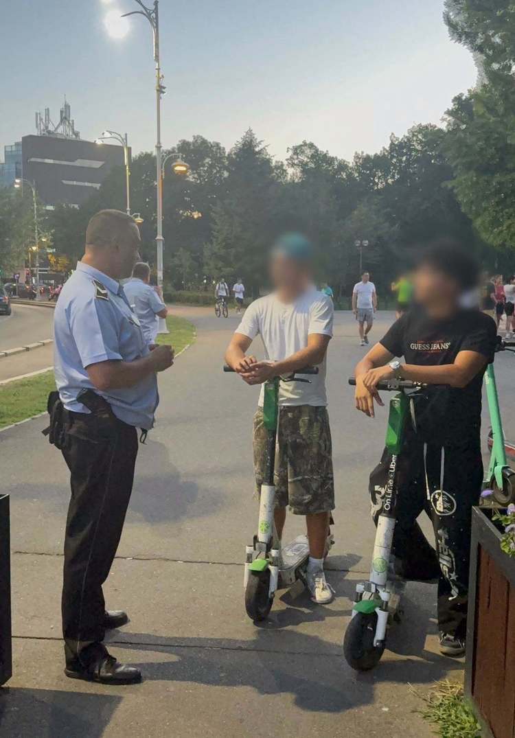 FOTO Controale ale Poliției în Cișmigiu, Herăstrău, Tineretului, Circului și Carol. Interdicție cu amenzi pentru trotinete electrice, biciclete electrice, hoverboard-uri