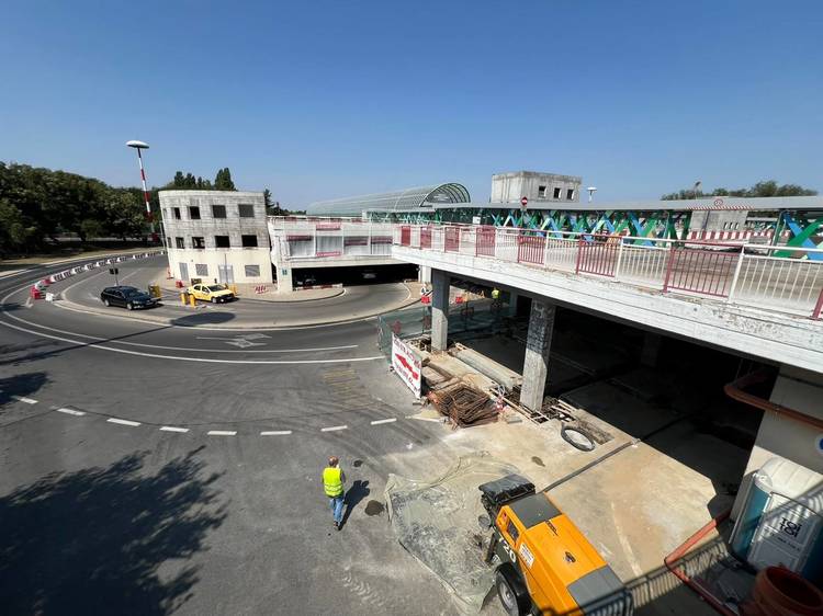 ANUNȚ FOTO Parcarea Sosiri de la Aeroportul Henri Coandă - închisă temporar pentru modernizare și consolidare