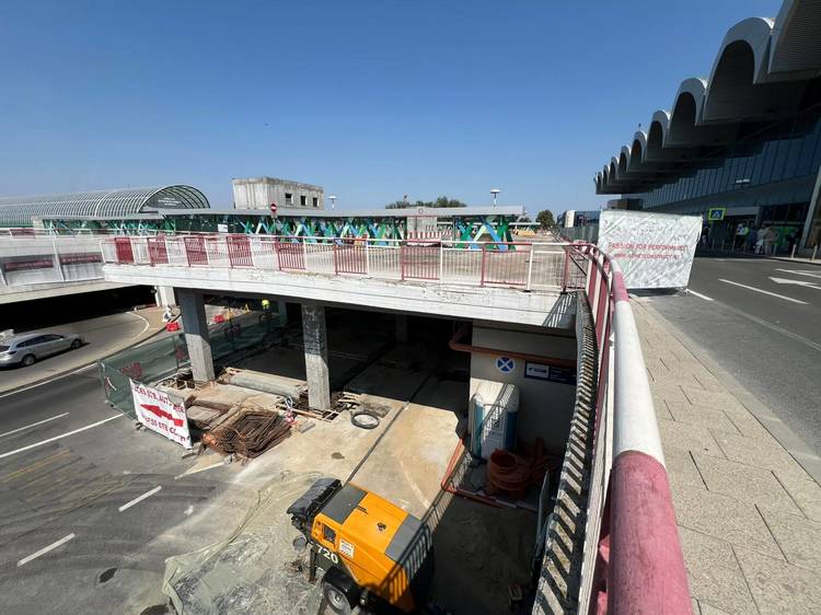 FOTO De astăzi, Parcarea Sosiri de la Aeroportul Henri Coandă este închisă temporar