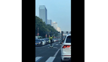 VIDEO Roboți scoși pe străzile din China pentru a dirija traficul