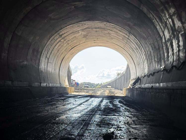 FOTO&VIDEO Umbrărescu pune asfalt în zona „Tunelului pentru urși” de pe autostrada Lugoj-Deva