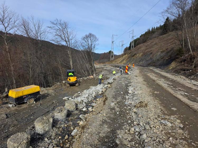 FOTO&VIDEO Drumul „Valea Doftanei” pe Valea Prahovei: Erbașu a adus 130 de muncitori