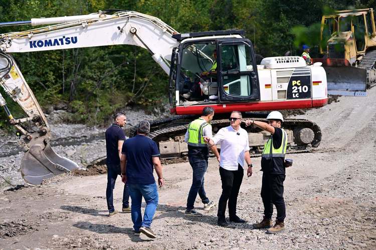 FOTO&VIDEO Drumul „Valea Doftanei” pe Valea Prahovei: Erbașu a adus 130 de muncitori