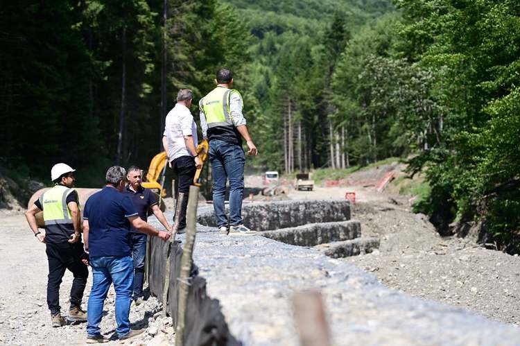 FOTO&VIDEO Drumul „Valea Doftanei” pe Valea Prahovei: Erbașu a adus 130 de muncitori