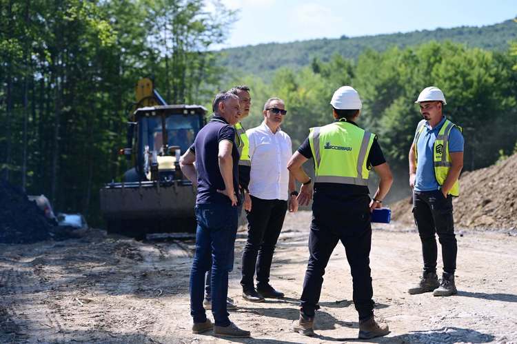 FOTO&VIDEO Drumul „Valea Doftanei” pe Valea Prahovei: Erbașu a adus 130 de muncitori