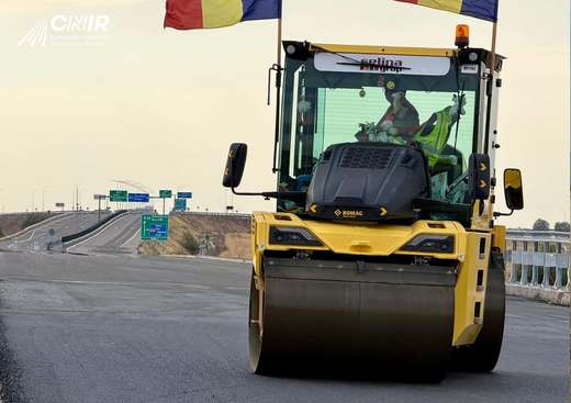 VIDEO&FOTO Pistă de avioane pe autostradă în România. Tronsonul abandonat de Bechtel avansează cu peste 550 muncitori
