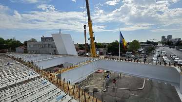 FOTO Primul "stâlp excentric" înălțat în România, în sectorul 6. Pasajul Apărătorii Patriei începe să se ridice deasupra orașului