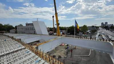 FOTO Primul "stâlp excentric" înălțat în România, în sectorul 6. Pasajul Apărătorii Patriei începe să se ridice deasupra orașului