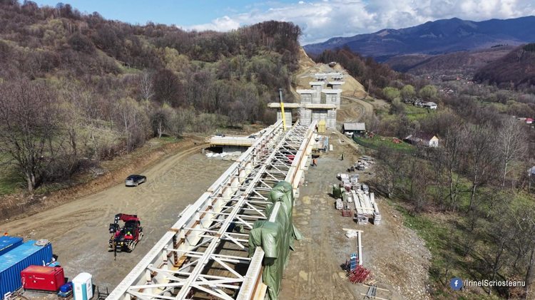 VIDEO&FOTO Italienii au început asfaltarea experimentală pe Autostrada Sibiu-Pitești