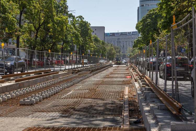 FOTO Sunt montate primele șine noi de tramvai pe un mare bulevard din capitală