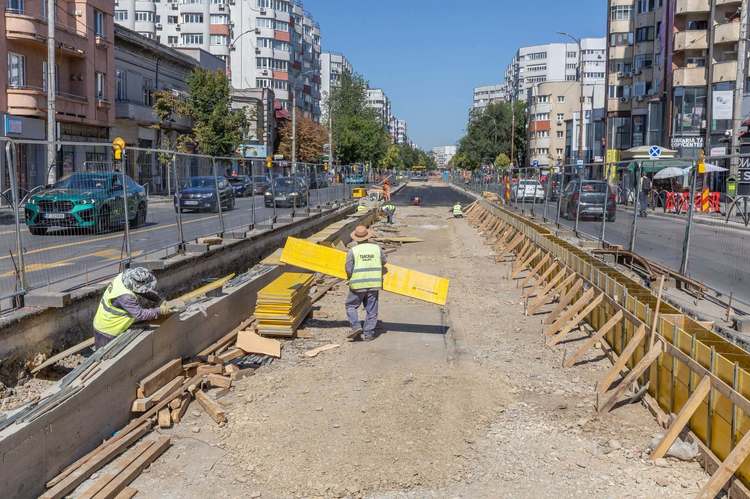 FOTO Sunt montate primele șine noi de tramvai pe un mare bulevard din capitală