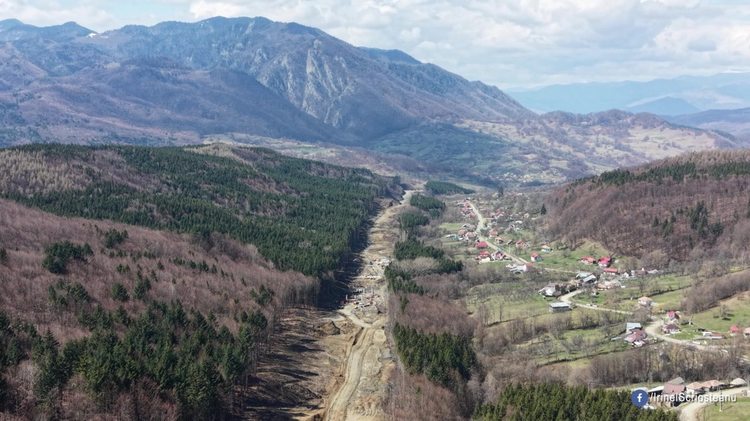 VIDEO&FOTO Italienii asfaltează experimental pe Autostrada Sibiu-Pitești