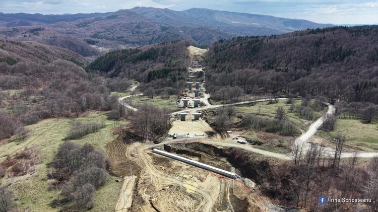 VIDEO&FOTO Italienii asfaltează experimental pe Autostrada Sibiu-Pitești